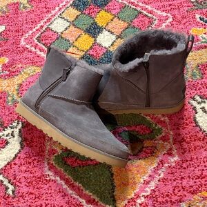 UGG Classic Zip Mini Shade Boots size 12 like new!